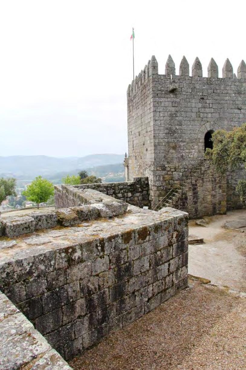 Castelo de Lanhoso O Castelo de Lanhoso, um dos mais imponentes redutos portugueses no que diz respeito à sua implementação, apresentava, na Idade Média, um acesso