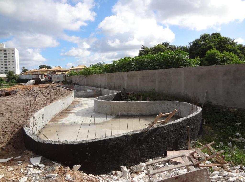 As vistas (interna e externa) da piscina infantil e