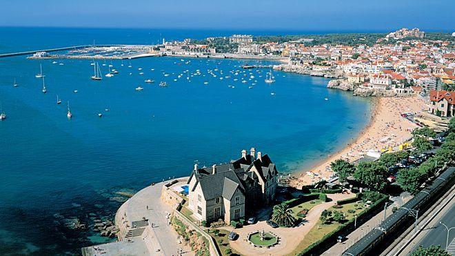 Rossio, o Bairro da Alfama com suas ruas estreitas, o Monumento aos Descobridores, a Torre de Belém e o Mosteiro dos Jerônimos.