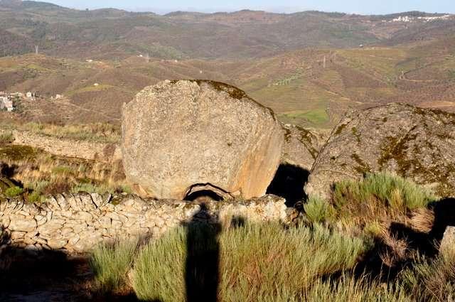 MOVIMENTOS DE ROTAÇÃO E TRANSLAÇÃO DA TERRA FOZ DO COA Por do Sol na Pedra da Cabeleira, em Foz do Coa, Portugal, onde grupos esotéricos