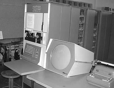 Primeiro Computador transistorizado (MIT) TX-0 (Transistorized experimental computer 0) DEC PDP-1 (4 K palavras de 8 bits e clock com