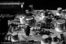 Transistor passou a ser um componente básico na construção de computadores e apresentava as seguintes vantagens: aquecimento mínimo Baixo consumo de energia