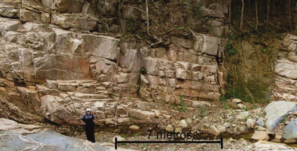 Figura 8 Trecho da falha com rejeito estimado de 7 metros. drenagem sobre a faixa de granito mesocrático da Suíte Nova Friburgo em contato com o gnaisse da Suíte Cordeiro.