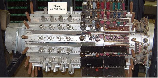 Histórico e Evolução Memórias: 1951 A memória total do UNIVAC era constituída por sete destes tanques, podendo portanto armazenar 12.600 bits.