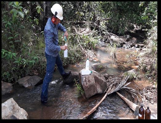 Foram medidas as vazões dos recursos hídricos e coletadas amostras de água em 10 pontos para a realização de análises químicas e biológicas.