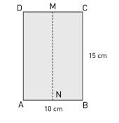 13) Para confeccionar uma bandeirinha de festa junina, utilizou-se um pedaço de papel com 10 cm de largura e 15 cm de comprimento, obedecendo-se às instruções abaixo.