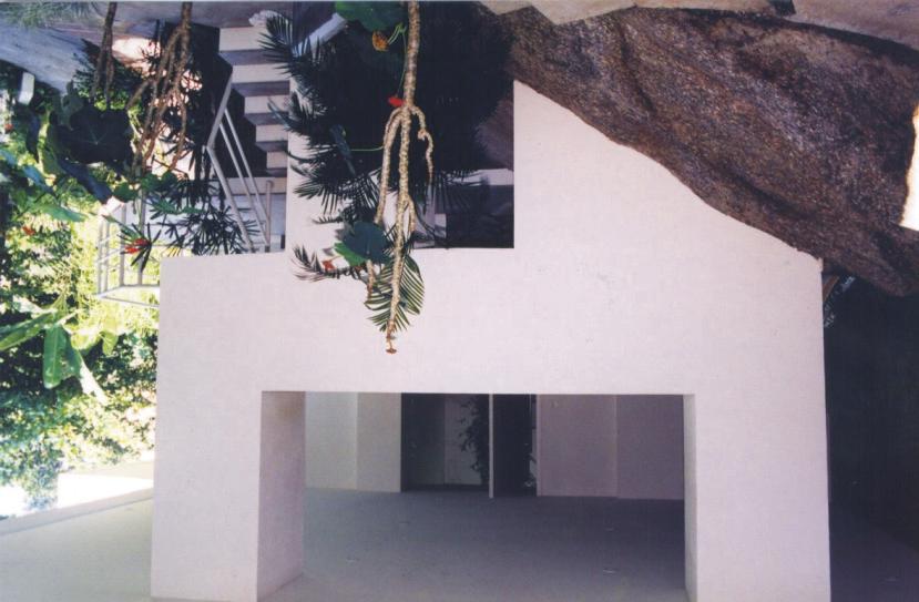 Figura 10 vista da parte inferior da residência, com pilares apoiados sobre rocha O córrego teve sua seção hidráulica ampliada, por meio do alteamento de 30 cm nas laterais.