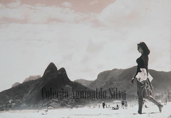 Rio, manhã nublada de inverno ( menos de 30 graus) a Garota de Ipanema chegando na praia para consumir a mais valia produzida pelo Pedro