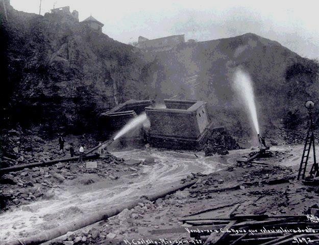Demolição do Morro do Castelo, 1922. Foram demolidos 300 imóveis e retirados 66 mil metros cúbicos de terra.