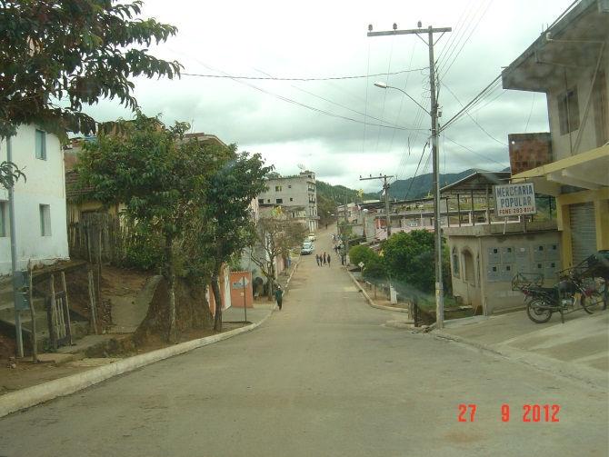 Mesmo havendo alguns dispositivos de drenagem no município de Santa Bárbara do Monte Verde, pela falta de um cadastro, não se tem bem definido as áreas efetivamente atendidas, incluindo a extensão de