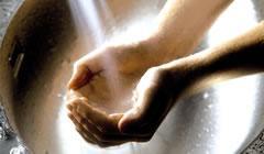 Lavagem das mãos As mãos devem ser lavadas imediatamente antes de cada contato direto com o paciente e após