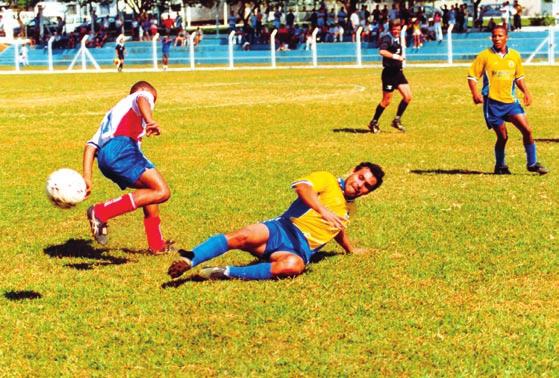 Quando constar no contrato de trabalho que o empregado deverá participar de atividades esportivas no decorrer da jornada de trabalho, qualquer incidente