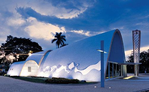 Arquitetura Moderna Niemeyer abandona o funcionalismo exagerado dos ideais modernos e utiliza em suas obras formas curvas mais livres, que buscam a beleza, não um resultado final com base somente em