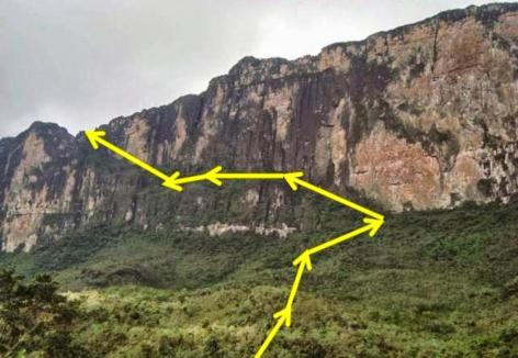 A rampa é apenas uma fenda natural que forma uma trilha que dá o único acesso ao topo do Monte Roraima.
