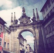Braga é um local privilegiado na Península Ibérica: em Portugal, mas junto à Galiza, servindo, simultaneamente, públicos portugueses e espanhóis.