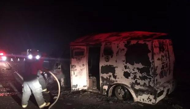 Bandidos explodem carro-forte na BR-407 e segurança fica ferido Assalto aconteceu na BR-407, próximo ao povoado de Pau Ferro.