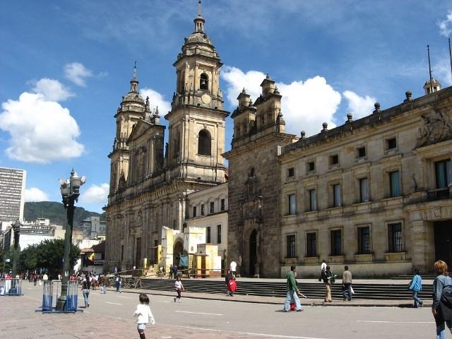 e 03 noites em Cartagena no hotel escolhido com café da manhã nas duas cidades Bogotá: City tour com visita ao Museu do Ouro e Santuário de Monserrate + Tour a Zipaquirá para visitar a Catedral de