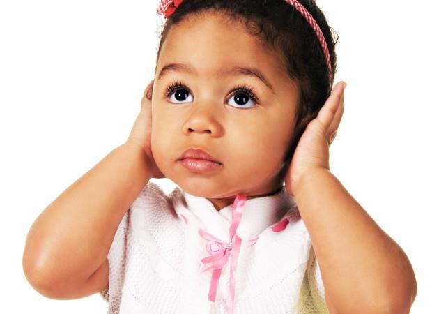 Por que algumas crianças começam a falar as primeiras palavras entre o primeiro e o segundo ano de vida e outras demoram a falar?