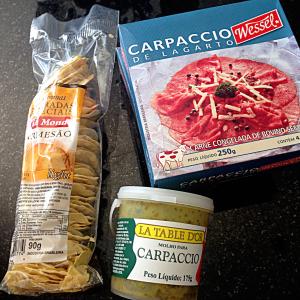 Ingredientes: carpaccio congelado; rúcula; molho de carpaccio pronto ou azeite de oliva e alcaparras; parmesão ralado; torradinhas se for servir como aparetivo.