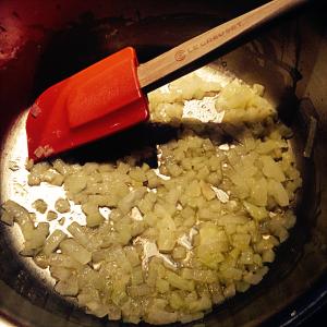 2- Coloque os tomates sem pele e sem semente cortados em cubos ou o