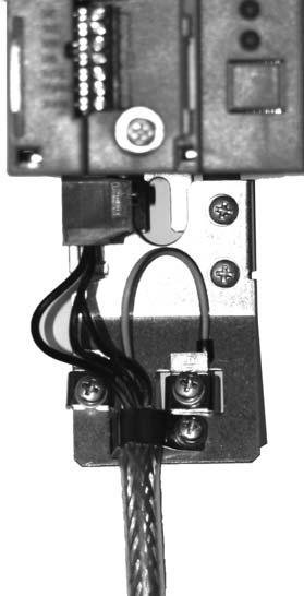 de controle com um parafuso de fixação como padrão para o MOVITRAC B. Montar a chapa de blindagem para o sistema eletrônico de controle da seguinte maneira: 1.
