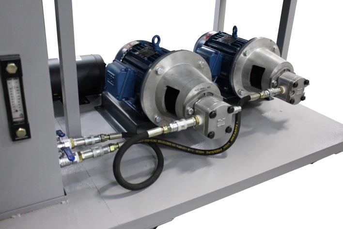 Bomba de pistões deslocamento variável: o Deslocamento 16cm 3 /rev; o Pressão máxima: 250bar; Bomba centrífuga: o Vazão até: 30 l/min; o Pressão máxima: 4bar; o Acionado por motor elétrico: 1,5cv;