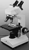 Faço legendas. Nas aulas utilizaste um aparelho, o microscópio, fundamental para a observação de células e de seres vivos unicelulares... Faz a legenda.