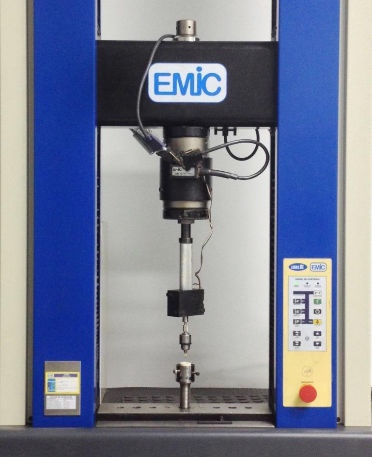 Figura 12 - Máquina de ensaio universal EMIC modelo DL10000. Na primeira plataforma, com superfície plana, foram testados todos os instrumentos avaliados (C-Pilot, C+File, Scout Race e PathFile).