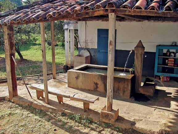 cuja água segue por canaleta externa sobre o chão).