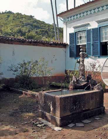 Uma vez no terreno, um caminho bem marcado sobre o chão de terra batida conduz à casa, ladeado por