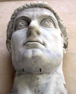 A DIVISÃO DO IMPÉRIO Constantino 313 337 Em 313, Constantino assumiu o poder e restabeleceu a unidade imperial.