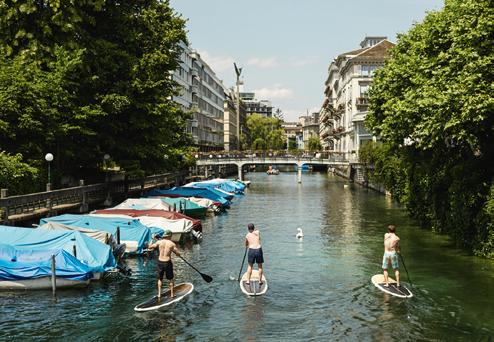 Do lido de Oberer Letten no rio Limmat para a Cidade Antiga, o Frauenbadi, voltado para o público feminino e o lido de Enge.Todos desfrutam da água fresca, aproveitam o sol e ficam at.