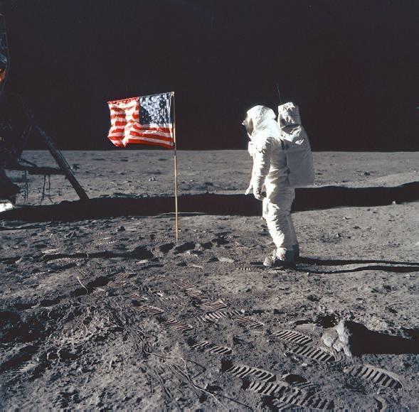 Mas foi em 16 de julho de 1969, que a primeira espaçonave tripulada por Neil Armstrong saiu