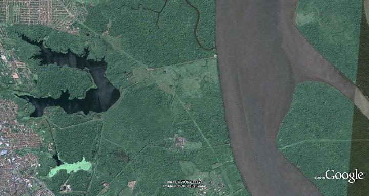 Figura 1 Vista aérea dos lagos Água Preta e Bolonha (à esquerda) e do rio Guamá (à direita). Fonte: Google Earth (2010). O lago Bolonha, localizado no Parque Ambiental de Belém, com 2.600.