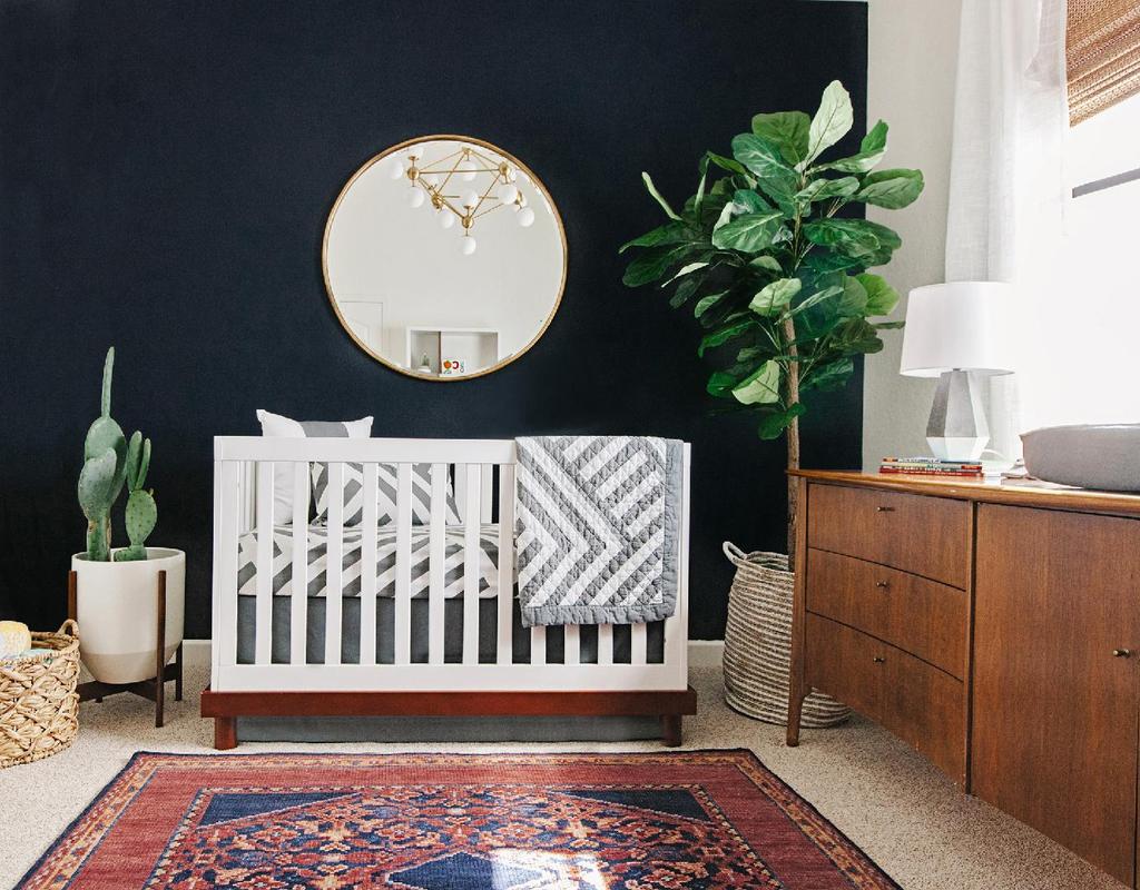 Espalhe o verde pelo quarto do seu bebê Folhagens espalhadas pelo quarto do bebê, podem auxiliar na filtragem do ar que circula no ambiente, além de criarem
