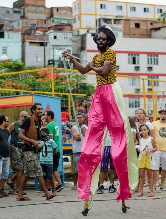 Estas oficinas resultam no espetáculo Sonho de uma Noite de Verão, direção de Márcio Meirelles, o qual participa da II Mostra de Teatro de Grupo de São Paulo - Sesc Pompéia, e é premiado no Festival