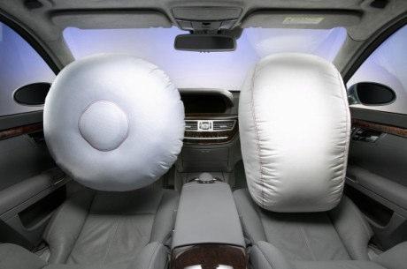 TECNOLOGIA NA SEGURANÇA DO AUTOMÓVEL Airbag, também conhecido por bolsa de ar ou almofada de ar, é um componente de segurança dos carros,