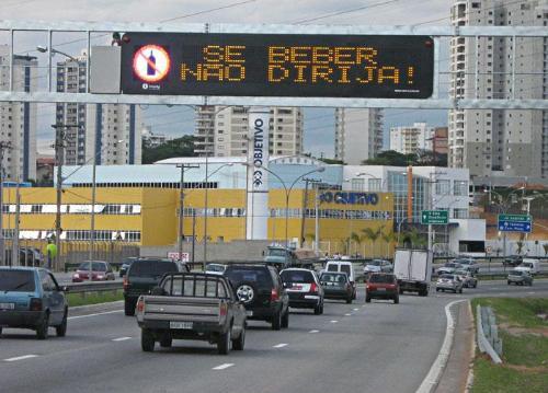 TECNOLOGIA NA PREVENÇÃO RODOVIÁRIA O painel de mensagens variáveis fornece informações úteis aos condutores.