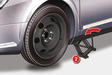 A fixação da roda sobresselente é efectuada pelo apoio cónico de cada parafuso.