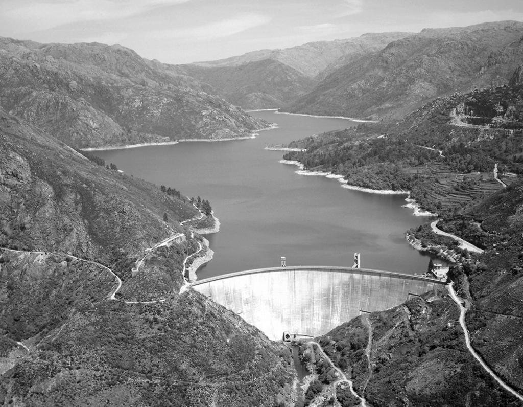 A albufeira criada pela barragem, parcialmente inserida no Parque Nacional da Peneda-Gerês, tem uma capacidade útil de 97,5 hm³, inunda uma área de 346 ha ao NPA de 569.