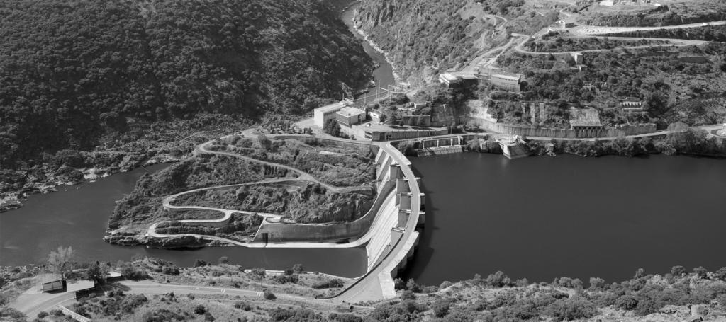 1. Apresentação A barragem, de betão, de tipo contrafortes, tem 8 m de altura máxima acima das fundações, está equipada, na parte central, com 4 vãos descarregadores, que permitem, no seu conjunto,