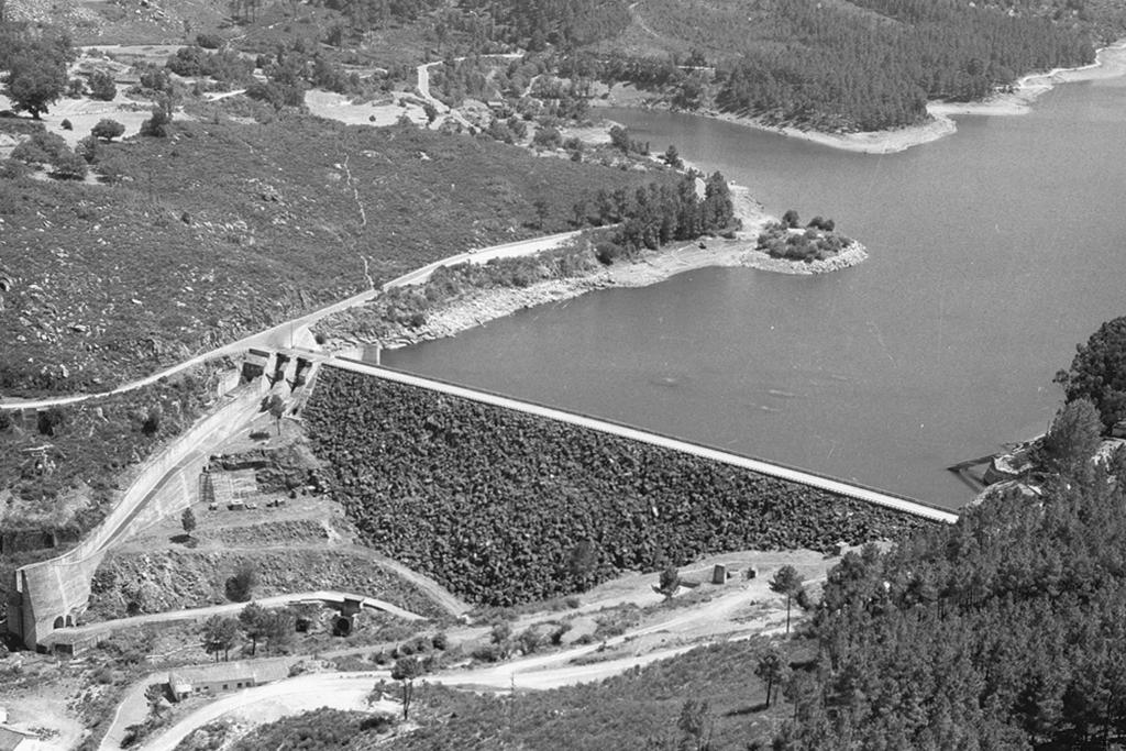 1. Apresentação A barragem é do tipo enrocamento a granel, sendo o paramento de montante constituído por uma cortina estanque de betão armado, assente numa camada de enrocamento arrumado.