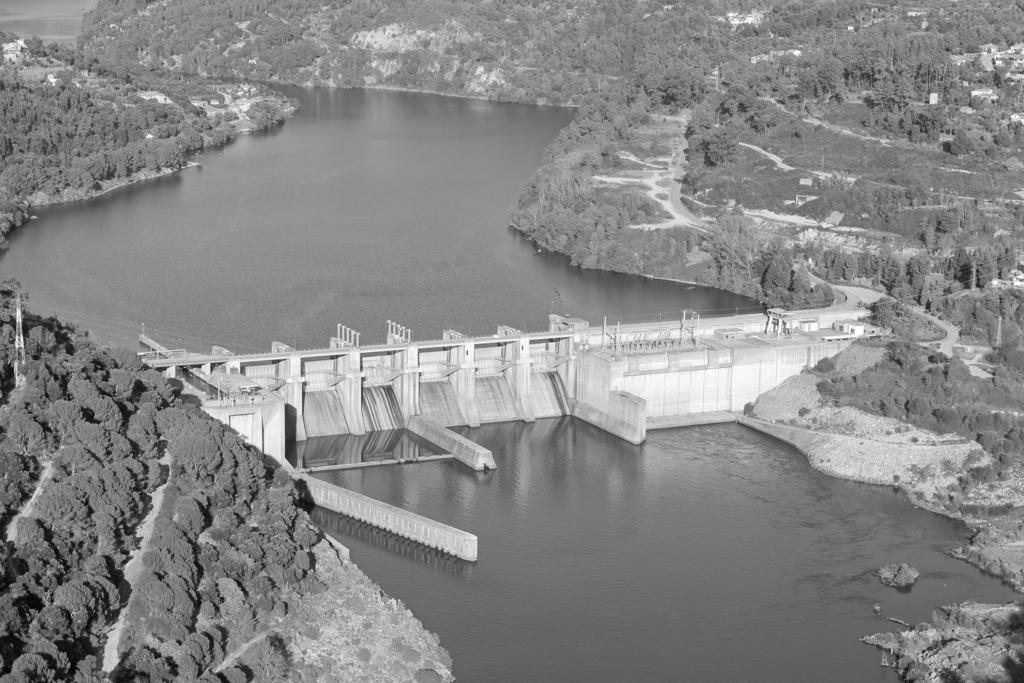 A central está implantada junto à margem esquerda do Douro, na continuação da barragem e separada desta pelo muro barragem-central, e também está localizada na freguesia de S. Cristóvão de Nogueira.