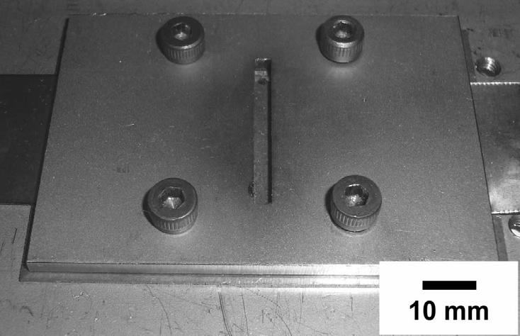 Fig. 2. Dispositivo de fixação das amostras de lâmina fina. As propriedades mecânicas das juntas soldadas foram avaliadas através de ensaios de microdureza Vickers (HV10).