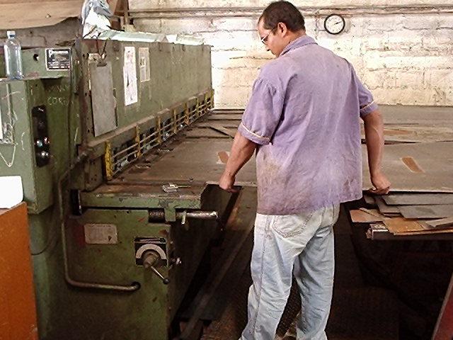 acionamento entre os operadores. Figura 3 - Posição fixa do pedal de acionamento A figura 4 mostra a posição de trabalho do operador.