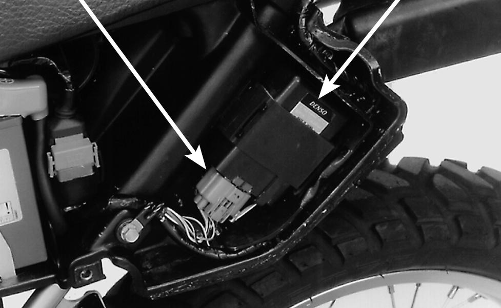 SISTEMA DE IGNIÇÃO XR250 O ponto de ignição estará correto se a marca "F" no rotor do gerador de pulsos da ignição estiver alinhada com o entalhe de referência da tampa da carcaça do motor, conforme