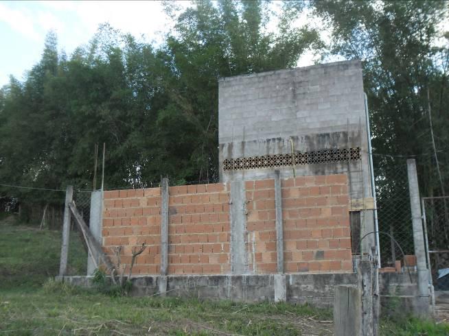 A seguir é mostrada a descrição da localidade Ilha dos Pombos, pertencente ao distrito de Porto Velho do Cunha, mas que apresenta sistema de abastecimento de água independente. 3.