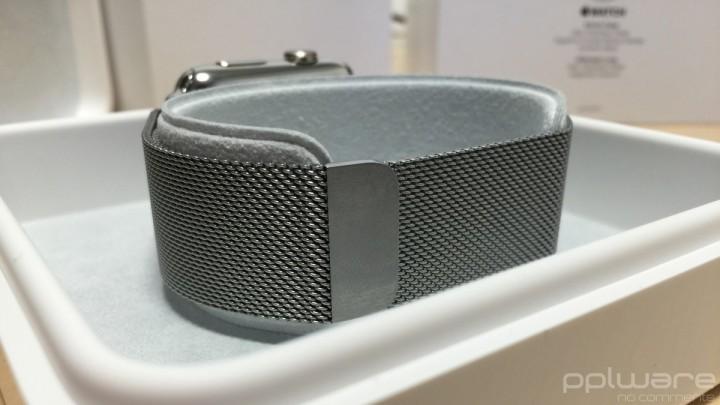 Na caixa 1 Apple Watch 1 Carregador magnético Uma bracelete Manuais de instrução Visto desta forma, parece simplista demais, mas a própria embalagem mostra requinte e elegância.