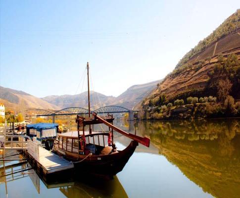 A paisagem cultural do Alto Douro combina a natureza do vale do rio Douro, feito de encostas íngremes e solos pobres e acidentados, com a ação da humanidade, adaptado o