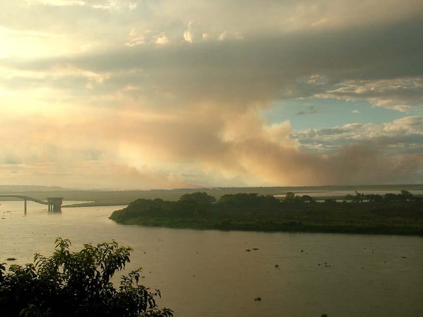 Monitoramento do Comportamento do Rio Paraguai no Pantanal Sul-Mato-Grossense 27/28 5 Figura 4. Incêndio às margens do rio Paraguai no período de cheia (março de 29).